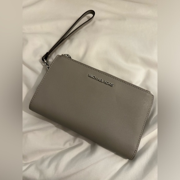 Michael Kors Handbags - NWOT Michael Kors Dual-Zip Phone Wristlet